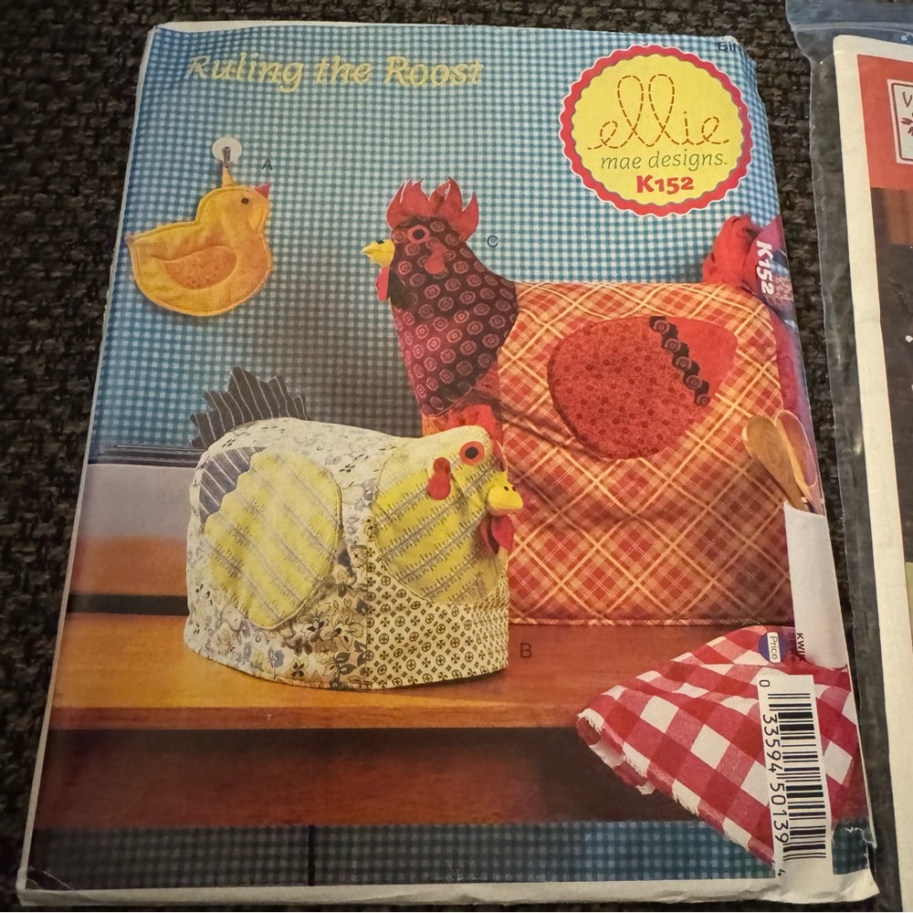 Sewing Pattern Set –‎ Ruling the Roost & Pot Pinchers (Uncut) - Picture 2 of 7